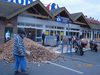 Carrefour Etampes : les restes d'une manif d'agriculteurs, le 06 novembre 2004 (http://fo-carrefour-etampes.org)